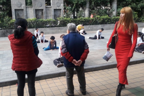 Op de één of andere manier lopen er in China vaak vrouwen rechts door het beeld. Kijk maar eens bij eerdere foto's.